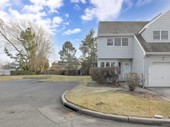 8 Beach Manor Court, West Islip, NY 11795