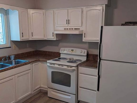 3rd image of 3047 Simpson Rd #1