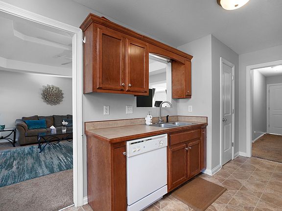 4th image of 3921 Gaine Dr