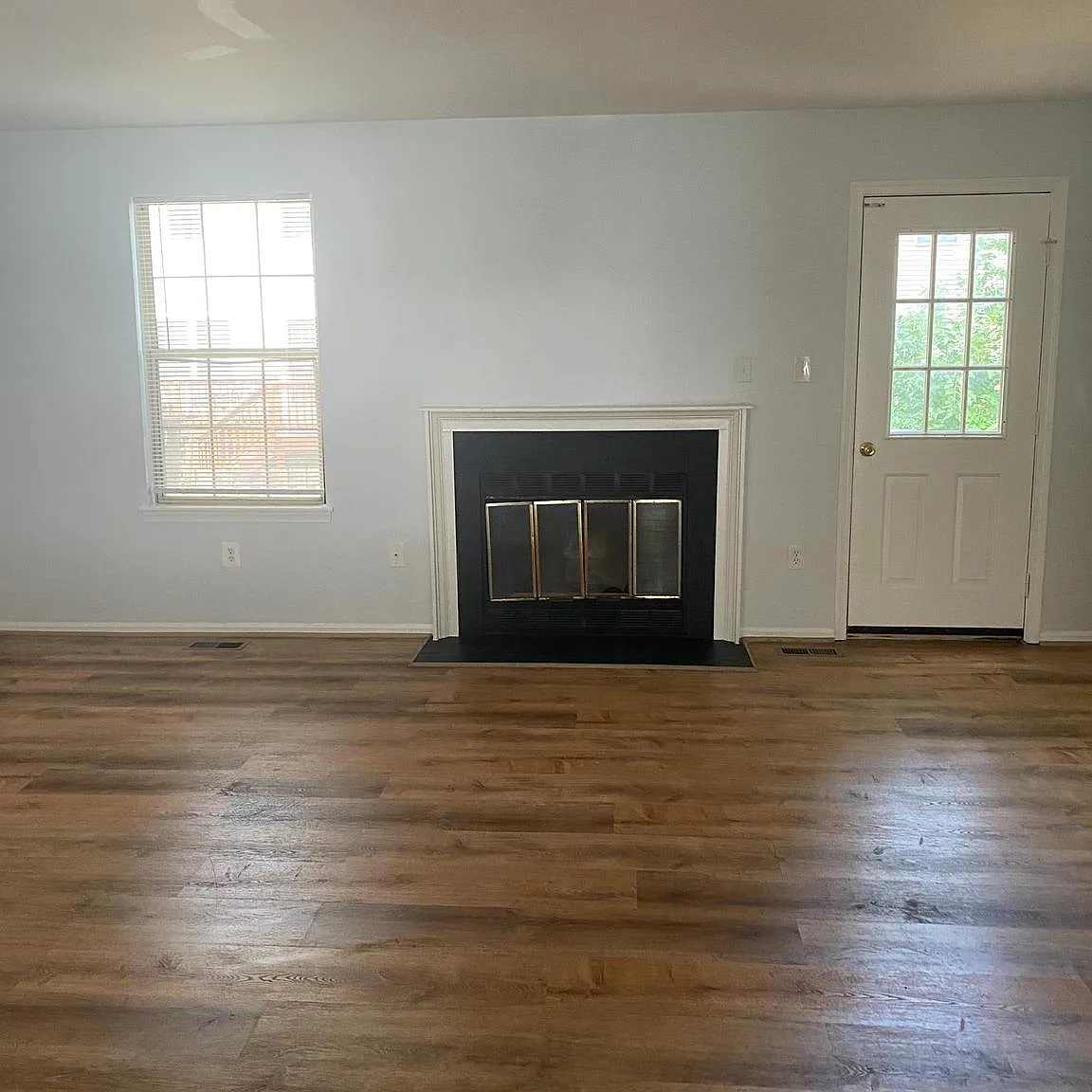 5 bed, 3.5 bath, 1902 sqft, $2,500 — Photo 2