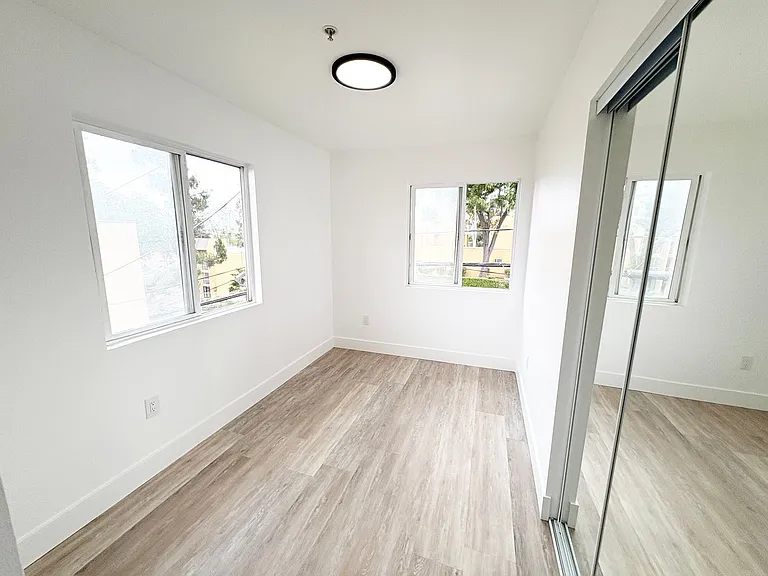 2637 S Manhattan Pl — Photo 20