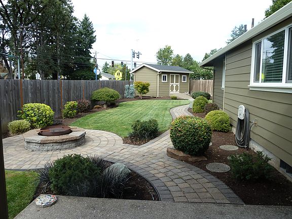 4th image of 375 NE Hillwood Dr