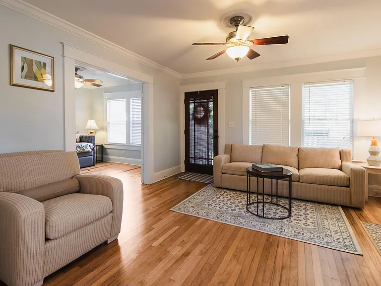 photos from previous Airbnb listing.