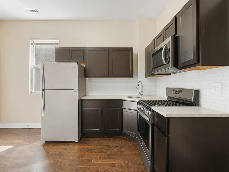 1955 W Chicago Ave #2R — Photo 3