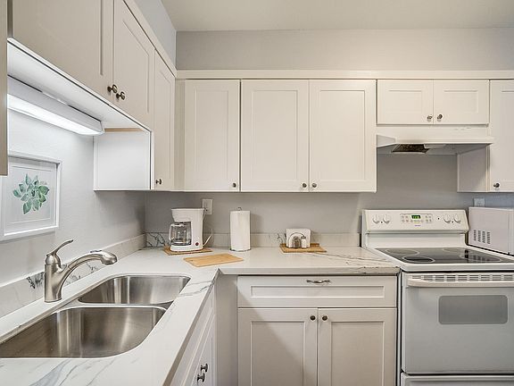 3rd image of 2233 W Farmdale Ave Unit 1