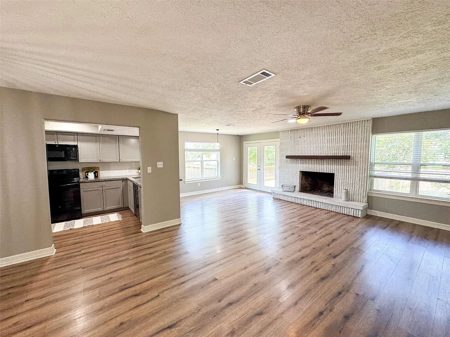 3 bed, 2.0 bath, 1251 sqft, $1,700 — Photo 2