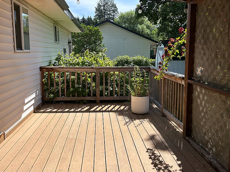 654 E Maple Pl — Photo 17