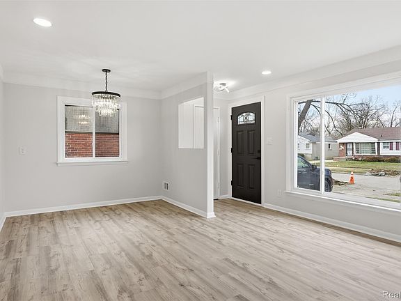 3rd image of 28961 Grandview St