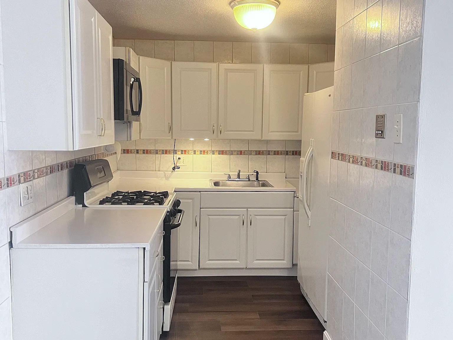 2 bed, 914 sqft, $2,080 — Photo 2