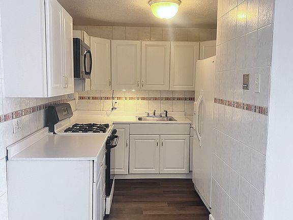 3rd image of 8 Lancelot Ct