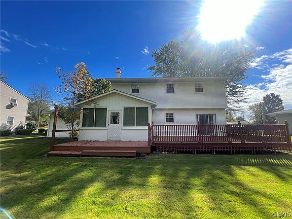 4th image of 42 Chateau Dr