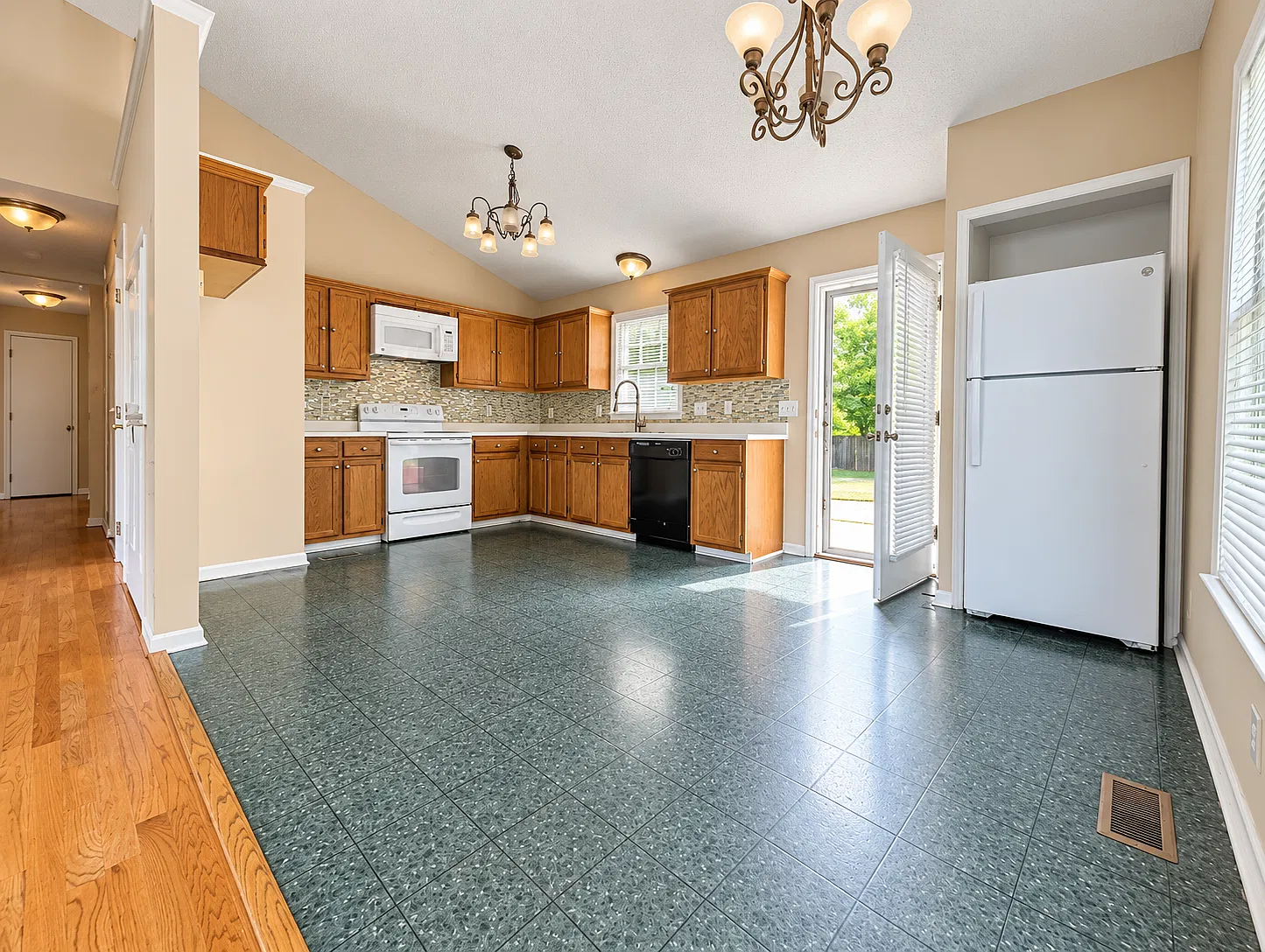 3 bed, 1100 sqft, $2,000 — Photo 3