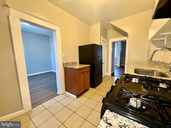 4th image of 608 Springfield Ave