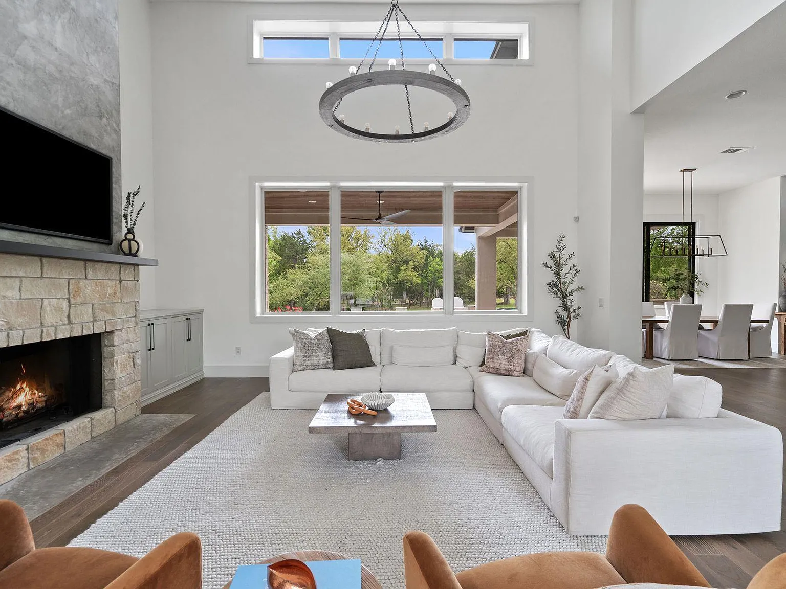 5 bed, 4.5 bath, 4641 sqft, $9,450 — Photo 4