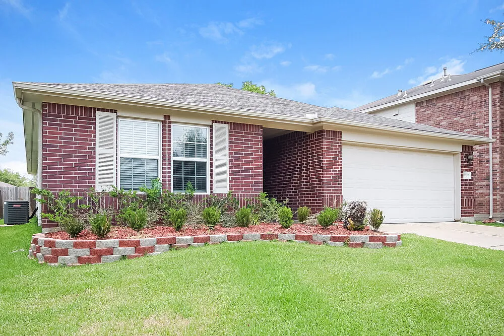 4 bed, 2.0 bath, 1886 sqft, $1,950 — Photo 1