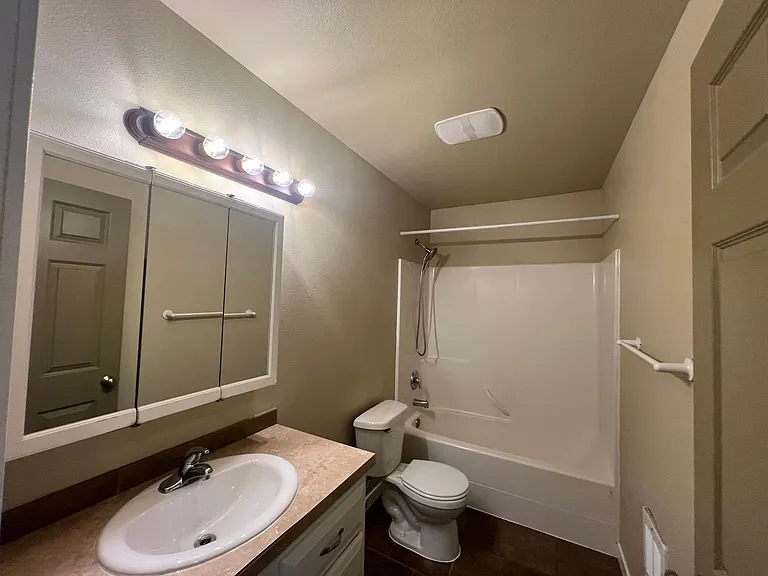 909 Gladstone St — Photo 10