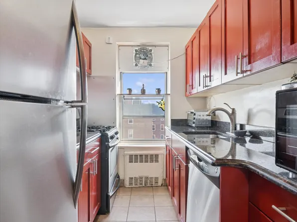 67-12 Yellowstone Boulevard image 13 of 20