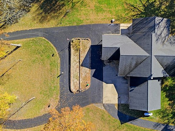 5th image of 15207 Henry Rd