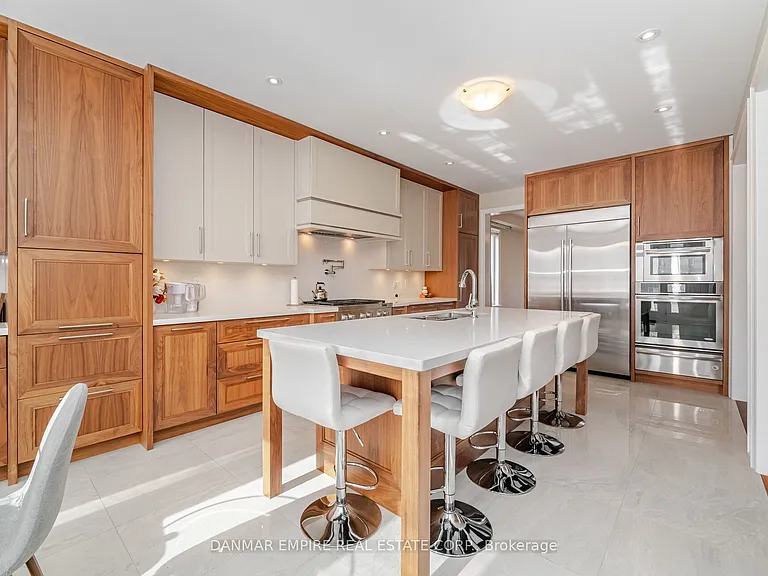 2118 Vineland Cres — Photo 10