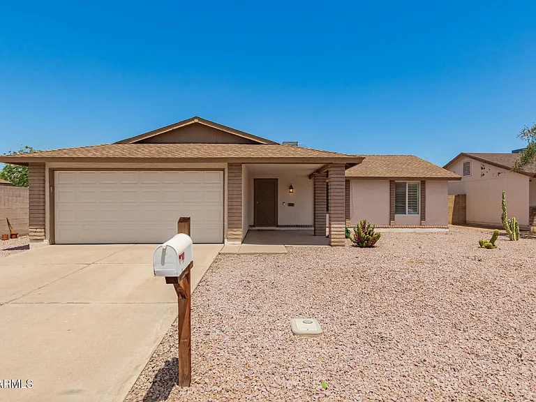 1512 W Mariposa Dr — Photo 1