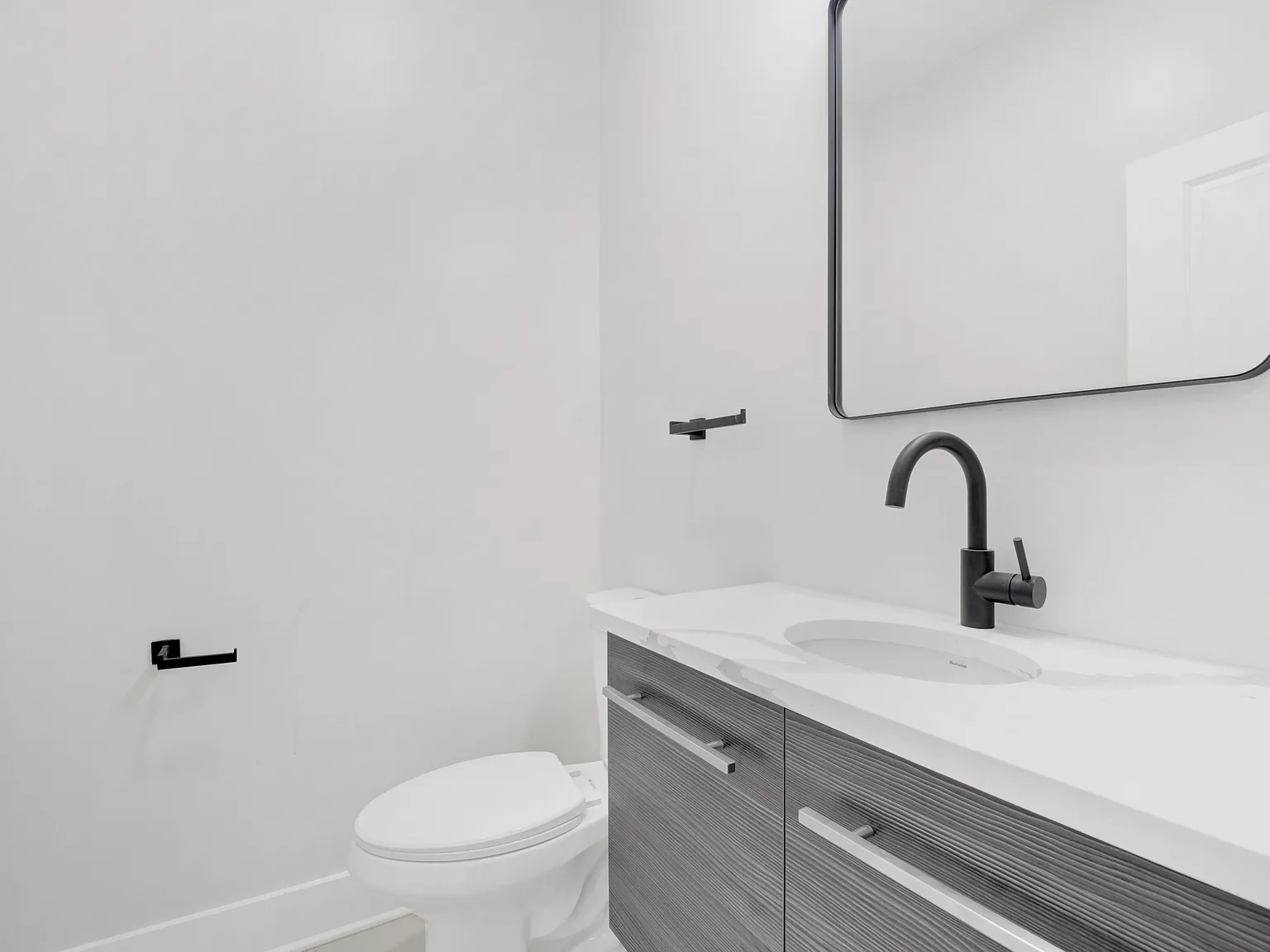 4927 S Prairie Ave — Photo 3