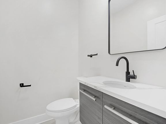 3rd image of 4927 S Prairie Ave #1S