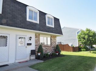 33 Parkview Ct, Lancaster, NY 14086