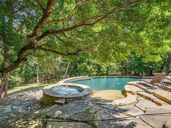 3rd image of 1107 N Cockrell Hill Rd