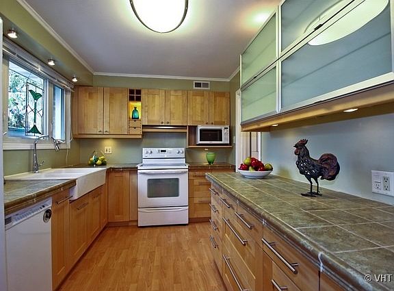 3rd image of 1072 S 6th Ave