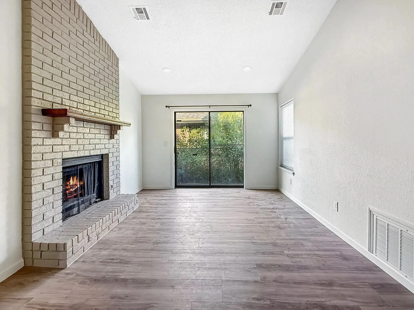 1807/1809 Duplex — Photo 2