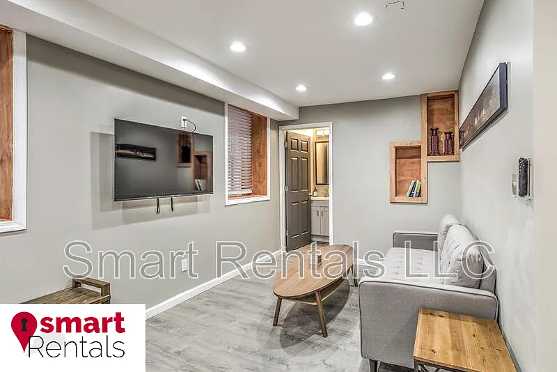 1 bed, 1.0 bath, $999 — Photo 3