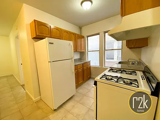 Rented by Realty 2000 Corp | media 8