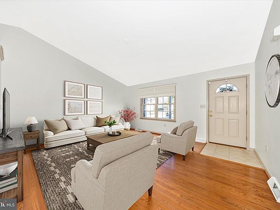 3rd image of 223 Montclair Ct