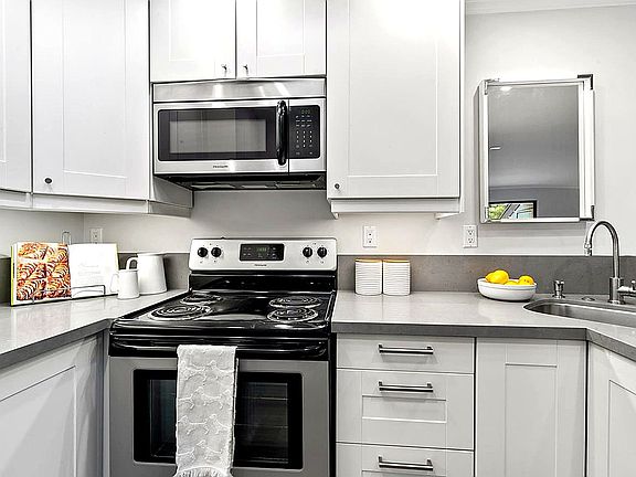 4th image of 2140 Santa Cruz Ave APT A306