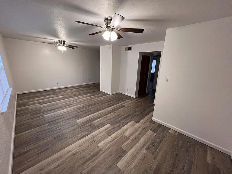 411 E Osborn St — Photo 2