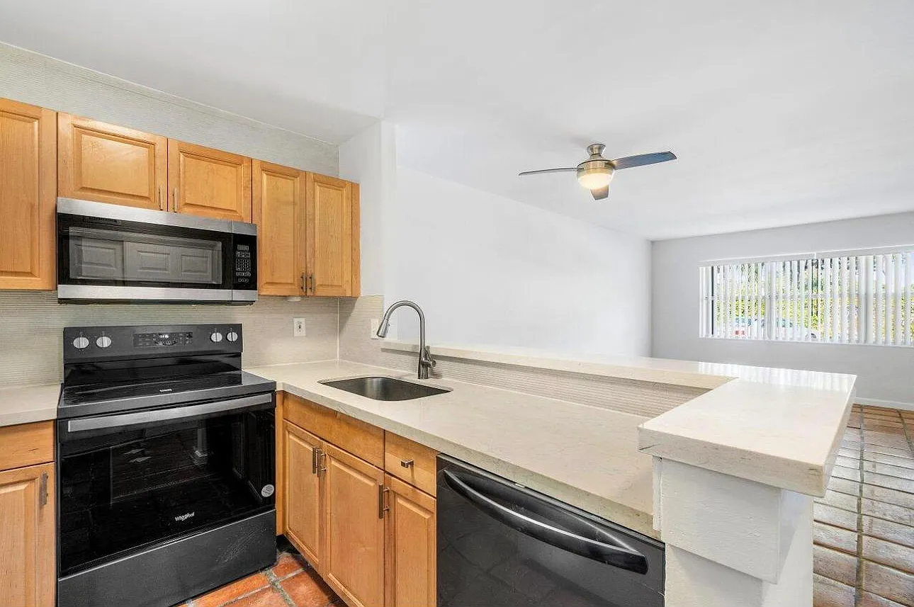 2 bed, 1.0 bath, 840 sqft, $1,900 — Photo 2
