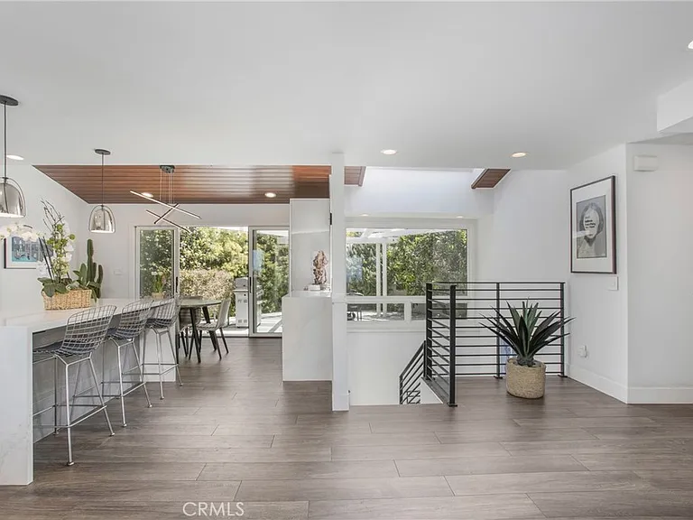 546 Temple Hills Dr — Photo 5