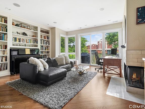3rd image of 2247 W Wabansia Ave APT 403