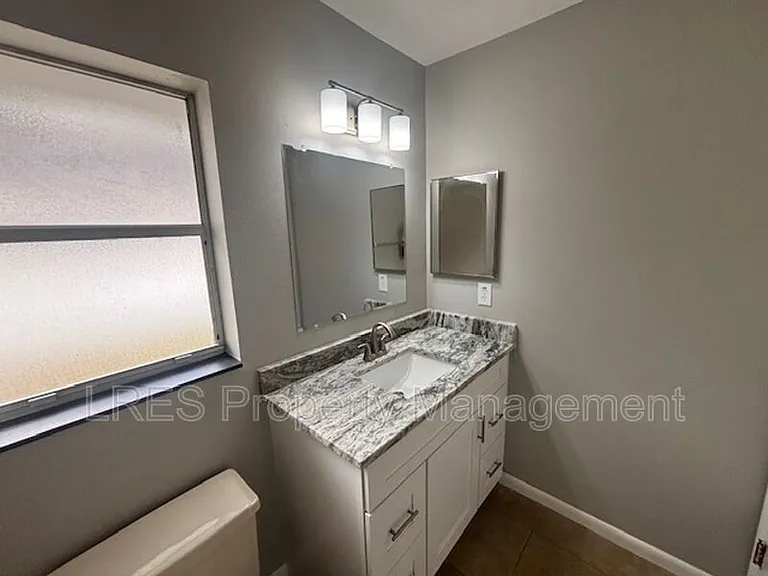 1004 Stout Ct — Photo 26