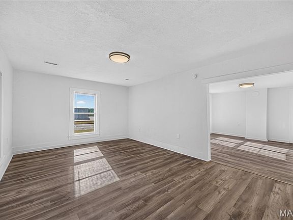 3rd image of 885 W 4th St