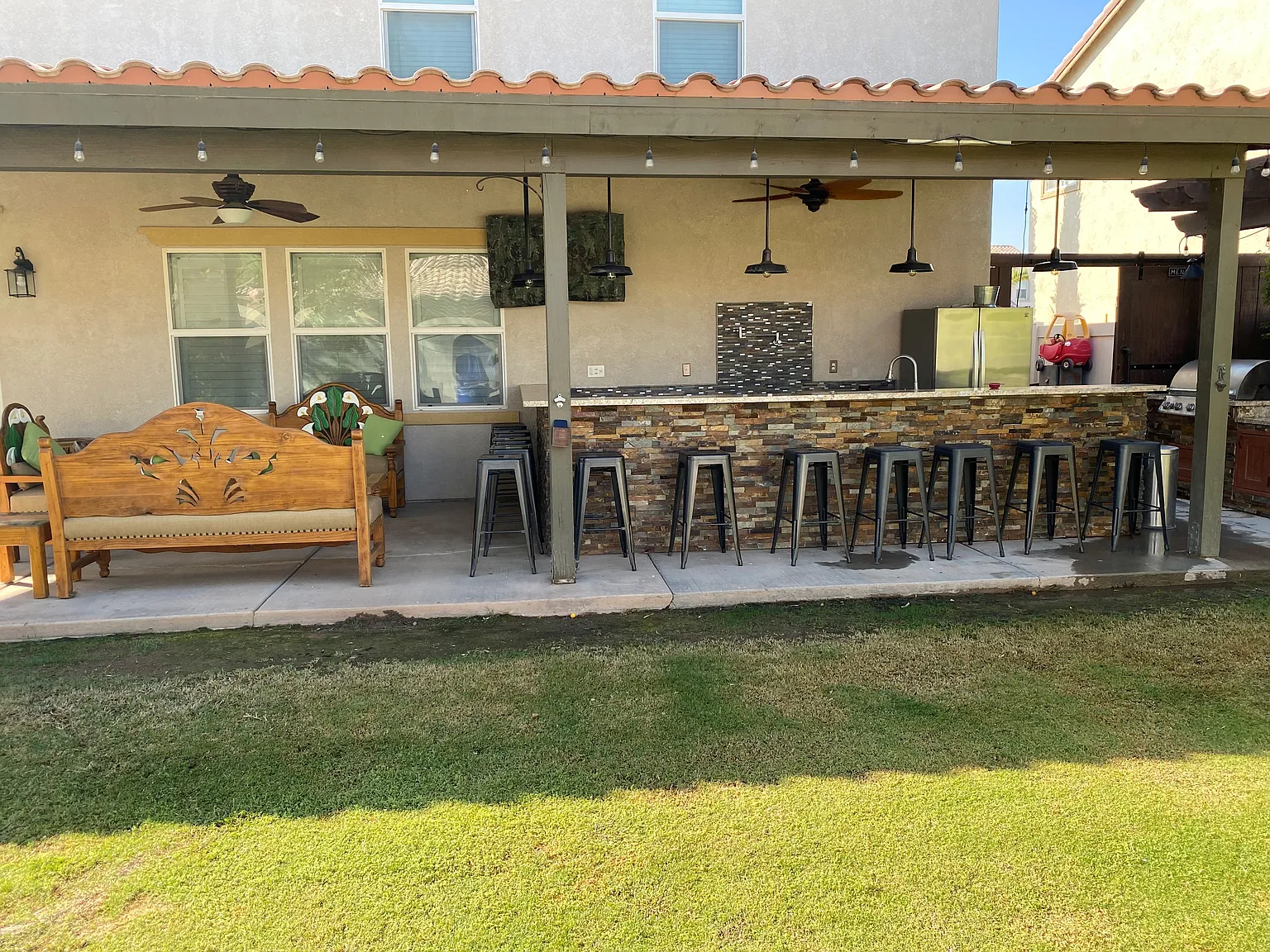 4 bed, 2.5 bath, 2850 sqft, $3,300 — Photo 3