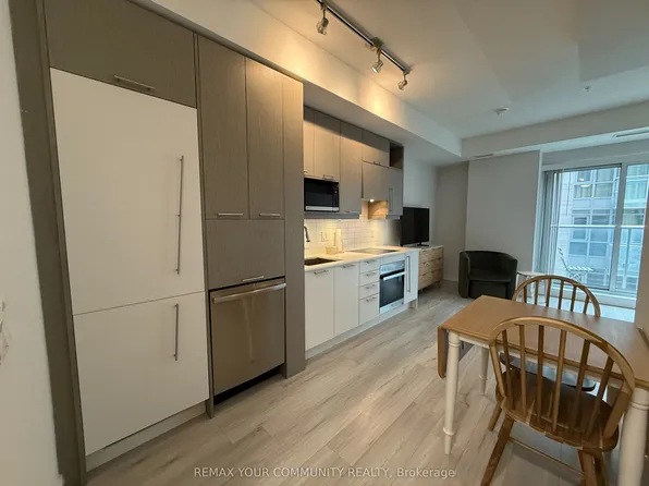 30 Nelson St #502, Toronto, ON M5V 0H5