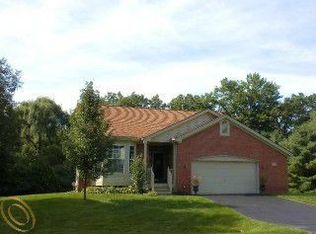 127 Lakeshore Pointe Dr, Howell, MI 48843