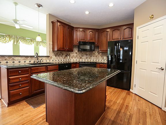 5th image of 3410 Woodlands Cir