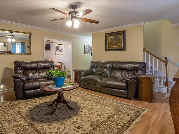 4th image of 401 Acorn Ct