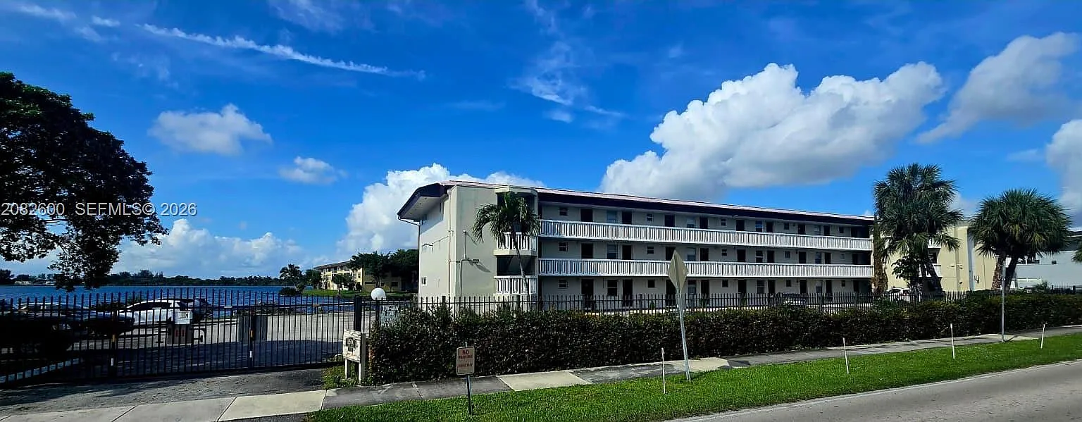 First Forum Condo — Photo 1
