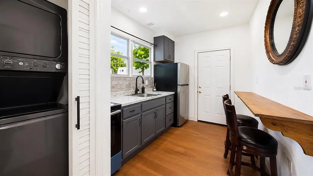 6 bed, 5.0 bath, 2517 sqft, $5,475 — Photo 2