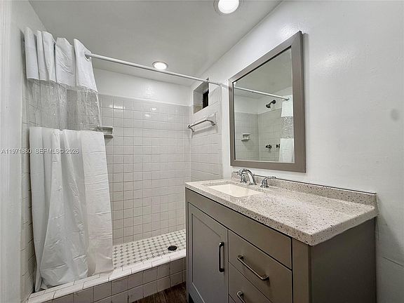 5th image of 2100 NE 51st Ct #8