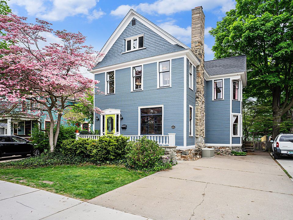 1st image of 133 W 11th St