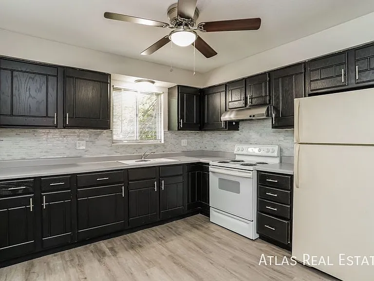 64 Newport Cir #4B — Photo 1